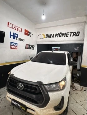 Picape Toyota na oficina InvictaPro
